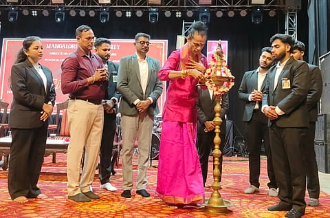 ಸಾಂಸ್ಕೃತಿಕ ಸ್ಪರ್ಧೆ ‘ಸಂಭ್ರಮ-2026’ಕ್ಕೆ ಸಿನಿಮಾ ಕಲಾವಿದ ಸತೀಶ್ ಬಂದಲೆ ಚಾಲನೆ ನೀಡಿದರು. ಮಂಗಳೂರು ವಿವಿ ಕುಲಪತಿ ಪ್ರೊ.ಪಿ.ಎಲ್.ಧರ್ಮ, ವಿದ್ಯಾರ್ಥಿ ಸಂಘದ ಪದಾಧಿಕಾರಿಗಳಾದ ಯಶ್ವಿನ್ ಕೆ.ಪಿ., ಅಪೇಕ್ಷಾ ಎಚ್.ಆಳ್ವ ಮತ್ತಿತರರು ಉಪಸ್ಥಿತರಿದ್ದರು.