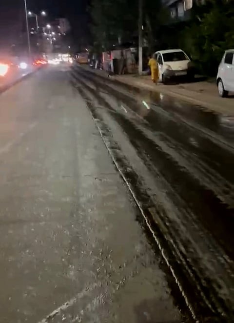 ರಸ್ತೆಯುದ್ದಕ್ಕೂ ಆಯಿಲ್ ಚೆಲ್ಲಿರುವುದು.