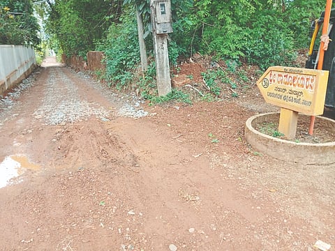  ಬೆಡ್ ಹಾಕಿದ ಬಳಿಕ ಅರ್ಧಕ್ಕೇ ನಿಂತಿರುವ ರಸ್ತೆ ಕಾಮಗಾರಿ.