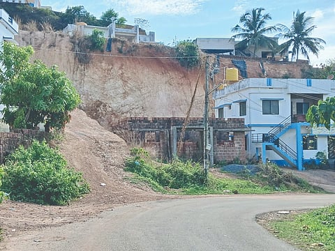  ಬೆಳ್ಮ ಗ್ರಾಮದ ಕಾನಕೆರೆಯಲ್ಲಿರುವ ಅಪಾಯಕಾರಿ ಗುಡ್ಡ.