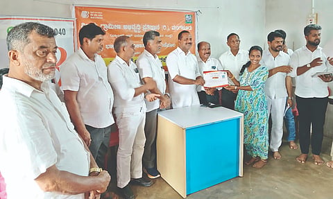  ಸ್ವಉದ್ಯೋಗ ತರಬೇತಿ ಪಡೆದವರಿಗೆ ಸ್ಪೀಕರ್ ಯು.ಟಿ.ಖಾದರ್ ಪ್ರಮಾಣಪತ್ರ ವಿತರಿಸಿದರು. ಮೂಡ ಅಧ್ಯಕ್ಷ ಸದಾಶಿವ ಉಳ್ಳಾಲ್, ಜಮೀಯತುಲ್ ಲಾಹ್, ತಾಲೂಕು ಕೋಶಾಧಿಕಾರಿ ಅಬ್ದುಲ್ ನಾಸೀರ್ ಕೆ.ಕೆ.ಮತ್ತಿತರರು ಉಪಸ್ಥಿತರಿದ್ದರು.