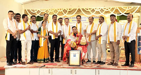  ತಾರಾನಾಥ ಪೂಜಾರಿ ಇರುವೈಲ್ ಅವರಿಗೆ ಬ್ರಹ್ಮಶ್ರೀ ಪ್ರಶಸ್ತಿ ಪ್ರದಾನಿಸಲಾಯಿತು. ಬ್ರಹ್ಮಶ್ರೀ ಬಿಲ್ಲವ ವೇದಿಕೆ ಅಧ್ಯಕ್ಷ ಕೆ.ಟಿ.ಸುವರ್ಣ, ಶಾಸಕ ಉಮಾನಾಥ ಕೋಟ್ಯಾನ್, ರವಿಶಂಕರ್ ಮಿಜಾರ್, ಎ.ಜೆ.ಶೇಖರ್ ಇನ್ನಿತರರು ಉಪಸ್ಥಿತರಿದ್ದರು.  