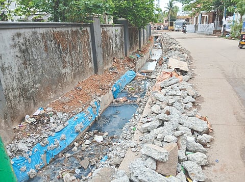 ಕಾಮಗಾರಿಗಾಗಿ ಚರಂಡಿಯ ಸ್ಲ್ಯಾಬ್ ಒಡೆಯಲಾಗಿದೆ