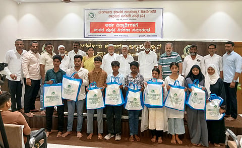  ಮೀನುಗಾರರ ಪ್ರಾಥಮಿಕ ಸಹಕಾರಿ ಸಂಘದಿಂದ ಶಾಲಾ ಮಕ್ಕಳಿಗೆ ಪುಸ್ತಕ ವಿತರಿಸಲಾಯಿತು. ಮೀನುಗಾರಿಕಾ ಇಲಾಖೆಯ ಉಪ ನಿರ್ದೇಶಕಿ ರೇವತಿ, ಹರೇಕಳ ಶ್ರೀ ರಾಮಕೃಷ್ಣ ಪ್ರೌಢಶಾಲೆಯ ದೈಹಿಕ ಶಿಕ್ಷಣ ಶಿಕ್ಷಕ ತ್ಯಾಗಂ ಹರೇಕಳ, ಸಂಘದ ಅಧ್ಯಕ್ಷ ಜೆ.ಮುಹಮ್ಮದ್ ಇಸಾಕ್, ಉಪಾಧ್ಯಕ್ಷ ಅಹ್ಮದ್ ಬಾವ ಬಜಾಲ್ ಇನ್ನಿತರರು ಉಪಸ್ಥಿತರಿದ್ದರು.