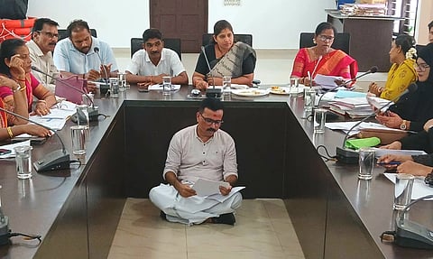  ಕೋಟೆಕಾರ್ ಪ.ಪಂ.ನ ಸಾಮಾನ್ಯ ಸಭೆಯಲ್ಲಿ ಪಕ್ಷೇತರ ಸದಸ್ಯ ಹರೀಶ್ ರಾವ್ ಧರಣಿ ನಡೆಸಿದರು. ಅಧ್ಯಕ್ಷೆ ದಿವ್ಯಾ ಶೆಟ್ಟಿ, ಉಪಾಧ್ಯಕ್ಷ ಪ್ರವೀಣ್ ಬಗಂಬಿಲ, ಸ್ಥಾಯಿ ಸಮಿತಿ ಅಧ್ಯಕ್ಷ ಧೀರಜ್ ಕೊಂಡಾಣ, ಮುಖ್ಯಾಧಿಕಾರಿ ಮಾಲಿನಿ ಉಪಸ್ಥಿತರಿದ್ದರು.  