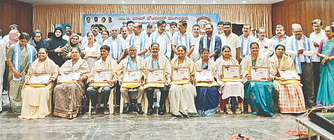 ಶೇ.100 ಫಲಿತಾಂಶ ಪಡೆದ ಶಾಲೆಗಳ ಮುಖ್ಯ ಶಿಕ್ಷಕರನ್ನು ಅಭಿನಂದಿಸಲಾಯಿತು. ವಿಧಾಸಭಾಧ್ಯಕ್ಷ ಯು.ಟಿ.ಖಾದರ್, ಮುಡಾ ಅಧ್ಯಕ್ಷ ಸದಾಶಿವ ಉಳ್ಳಾಲ್, ಕರ್ನಾಟಕ ಗೇರು ನಿಗಮ ಅಧ್ಯಕ್ಷೆ ಮಮತಾ ಗಟ್ಟಿ, ಧಾರ್ಮಿಕ ಪರಿಷತ್ ಜಿಲ್ಲಾ ಸದಸ್ಯ ಸುರೇಶ್ ಭಟ್ನಗರ  ಉಪಸ್ಥಿತರಿದ್ದರು.