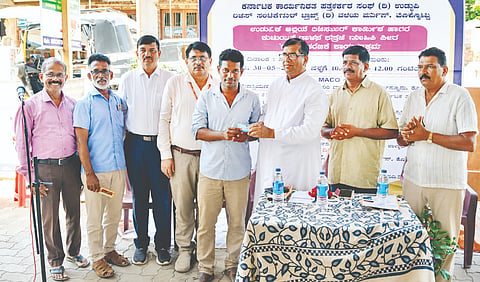  ಸ್ಮಾರ್ಟ್ ಕಾರ್ಡ್ ವಿತರಣಾ ಕಾರ್ಯಕ್ರಮದಲ್ಲಿ ಪೆರ್ಮನ್ನೂರು ಸಂತ ಸೆಬಾಸ್ಟಿಯನ್ ಚರ್ಚ್ ಧರ್ಮಗುರು ಫಾ.ಆಂಡ್ರು ಲಿಯೋ ಡಿಸೋಜ ಮಾತನಾಡಿದರು. ಪ್ರಮುಖರಾದ ಕುಮಾರ್ ಬಿ.ಆರ್., ಶಶಿಧರ್ ಪೊಯ್ಯತ್ತಬೈಲ್, ಸಿರಿಲ್ ರಾಬರ್ಟ್ ಡಿಸೋಜ ಮತ್ತಿತರರಿದ್ದರು.