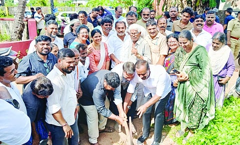  ವೈದ್ಯನಾಥ ದೈವಸ್ಥಾನದಿಂದ ಬೊಟ್ಟು ಮಸೀದಿ ಸಂಪರ್ಕ ರಸ್ತೆ ಕಾಮಗಾರಿಗೆ ವಿಧಾನಸಭಾಧ್ಯಕ್ಷ ಯು.ಟಿ.ಖಾದರ್ ಸ್ಥಳೀಯ ಮುಖಂಡರ ಜತೆ ಚಾಲನೆ ನೀಡಿದರು.
