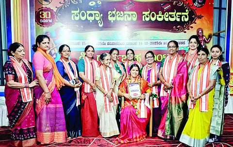 ಮಾತೃ ಸಂಗಮ - ಧಾರ್ಮಿಕ ಚಿಂತನ ಕಾರ್ಯಕ್ರಮದಲ್ಲಿ ಗೇರು ಅಭಿವೃದ್ಧಿ ನಿಗಮದ ಅಧ್ಯಕ್ಷೆ ಮಮತಾ ಗಟ್ಟಿ ಅವರನ್ನು ಸನ್ಮಾನಿಸಲಾಯಿತು. 