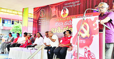 ಬೀಡಿ ಕಾರ್ಮಿಕರ ಆರನೇ ದ.ಕ. ಜಿಲ್ಲಾ ಸಮ್ಮೇಳನದ ಬಹಿರಂಗ ಸಭೆ ನಡೆಯಿತು.