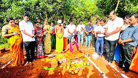 ನಮೋ ಕುಠೀರಕ್ಕೆ ಭೂಮಿಪೂಜೆ ನಡೆಯಿತು. 