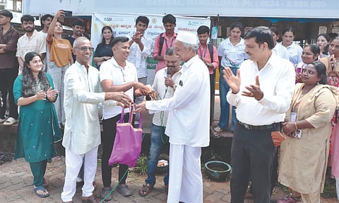  ಕಾರ್ಯಕ್ರಮದಲ್ಲಿ ಸಾರ್ವಜನಿಕರಿಗೆ ಬಟ್ಟೆ ಚೀಲಗಳನ್ನು ಹಂಚಲಾಯಿತು. ಜಿಲ್ಲಾ ಸ್ವಚ್ಛತಾ ರಾಯಭಾರಿ ಶೀನ ಶೆಟ್ಟಿ, ದ.ಕ ಜಿಲ್ಲಾ ಕಾರ್ಯನಿರತ ಪತ್ರಕರ್ತರ ಸಂಘದ ಪುಷ್ಪರಾಜ್ ಬಿ.ಎನ್., ಜನಶಿಕ್ಷಣ ಟ್ರಸ್ಟಿನ ಕೃಷ್ಣ ಮೂಲ್ಯ ಇನ್ನಿತರರು ಉಪಸ್ಥಿತರಿದ್ದರು.  