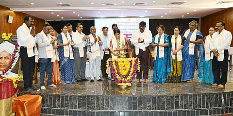  ಕಲ್ಲಾಪುವಿನಲ್ಲಿ ಶಿಕ್ಷಕರ ದಿನ ಸಭಾ ಕಾರ್ಯಕ್ರಮವನ್ನು ಗೇರು ಅಭಿವೃದ್ಧಿ ನಿಗಮದ ಅಧ್ಯಕ್ಷೆ ಮಮತಾ ಗಟ್ಟಿ ಉದ್ಘಾಟಿಸಿದರು. ಸರ್ಕಾರಿ ಶಿಕ್ಷಕರ ಶಿಕ್ಷಣ ಮಹಾವಿದ್ಯಾಲಯದ ಉಪನಿರ್ದೇಶಕ ಪ್ರಸನ್ನ ಕುಮಾರ್ ಎಸ್.ಎಲ್., ಪ್ರಾಥಮಿಕ ಶಾಲಾ ಶಿಕ್ಷಣ ಇಲಾಖೆಯ ನಿವೃತ್ತ ನಿರ್ದೇಶಕ ಆನಂದ್ ಇನ್ನಿತರರು ಉಪಸ್ಥಿತರಿದ್ದರು.