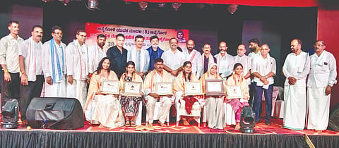  ಮೊಸರು ಕುಡಿಕೆ ಉತ್ಸವದ ಧಾರ್ಮಿಕ ಸಭೆಯಲ್ಲಿ ಜಿಲ್ಲಾ ರಾಜ್ಯೋತ್ಸವ ಪ್ರಶಸ್ತಿ ಪುರಸ್ಕೃತ ಗಂಗಾಧರ ಪೂಜಾರಿ, ಸಾಧಕ ವಿದ್ಯಾರ್ಥಿಗಳಾದ ಶ್ರೀರಕ್ಷಾ ಎಚ್.ಪೂಜಾರಿ, ಧನಲಕ್ಷ್ಮೀ ಅಸೈ, ದರ್ಶಿನಿ ಉಮೇಶ್, ಫಾತಿಮಾ ಶಿಝಾ ಹಾಗೂ ಕಾವ್ಯಶ್ರೀ ಅವರನ್ನು ಸನ್ಮಾನಿಸಲಾಯಿತು.