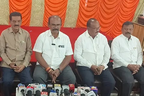 ವಿಜಯಪುರ ನಗರದ ಖಾಸಗಿ ಹೊಟೇಲ್‌ನಲ್ಲಿ  ರಾಣಿ ಚನ್ನಮ್ಮ ಮೂರ್ತಿ ಪ್ರತಿಷ್ಟಾಪನೆ ಸಮಿತಿ ಅಧ್ಯಕ್ಷ ಉಮೇಶ ಕೋಳಕೂರ ಸುದ್ದಿಗೋಷ್ಠಿ ನಡೆಸಿದರು. ಪುಟ್ಟು ಸಾವಳಗಿ, ರವಿ ತೊರವಿ, ಅಶೋಕ ಸಲಗರ ಮತ್ತಿತರರಿದ್ದಾರೆ.