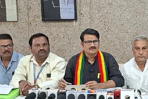 ವಿಜಯಪುರ ನಗರದ ಖಾಸಗಿ ಹೊಟೇಲ್‌ನಲ್ಲಿ ಉತ್ತರ ಕರ್ನಾಟಕ ಹೋರಾಟ ಸಮಿತಿ ನೇತೃತ್ವ ವಿವಿಧ ಸಂಘಟನೆಗಳ ಪದಾಧಿಕಾರಿಗಳು ಜಂಟಿಯಾಗಿ ಸುದ್ದಿಗೋಷ್ಠಿ ನಡೆಸಿದರು. ನಾಗೇಶ ಗೋಲಶೆಟ್ಟಿ, ಎಸ್.ವಿ. ಪಾಟೀಲ ಸಿಂದಗಿ,  ಅಪ್ಪಾಸಾಹೇಬ ಯರನಾಳ ಮತ್ತಿತರರಿದ್ದಾರೆ.