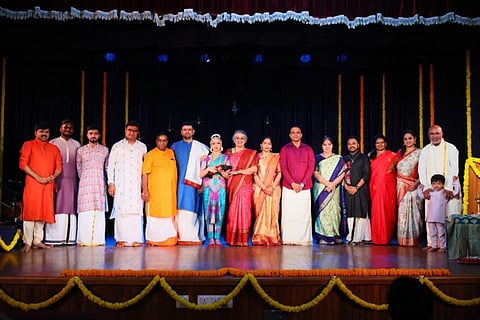 ಬೆಂಗಳೂರಿನ ಶ್ರೀ ಕೃಷ್ಣದೇವರಾಯ ಕಲಾ ಮಂದಿರದಲ್ಲಿ ಸಾಯಿ ಆರ್ಟ್ಸ್ ಇಂಟರ್ ನ್ಯಾಷನಲ್ ಸಂಸ್ಥೆ ಹಮ್ಮಿಕೊಂಡಿದ್ದ ‘ ಚಾರ್ವಿ ಶ್ರೀ ರೆಡ್ಡಿ ರಂಗಾರೋಹಣ’ ಕಾರ್ಯಕ್ರಮ ಉದ್ಘಾಟನೆ ಸಂದರ್ಭದಲ್ಲಿ  ಕರ್ನಾಟಕ ಶಾಸ್ತ್ರೀಯ ಸಂಗೀತ ಗಾಯಕ ವಿದ್ವಾನ್ ವಿನಯ್ ಶರ್ವ, ಎಸ್ ವ್ಯಾಸ ವಿವಿಯ ಪ್ರೊ. ಕರುಣಾ ವಿಜೇಂದ್ರ,  ಎಚ್.ಎನ್. ಇಂಜಿನಿಯರಿಂಗ್ ಕಾಲೇಜು ಚೇರ್ಮನ್ ವೆಂಕಟಶಿವಾರೆಡ್ಡಿ,ವಿದುಷಿ ಡಾ. ಸುಪರ್ಣಾ ವೆಂಕಟೇಶ್, ಯುವ ಕಲಾವಿದೆ ಚಾರ್ವಿಶ್ರೀ, ಆರ್.ಕೆ. ಶಿಲ್ಪಾ ಮತ್ತು ಚನ್ನ ಕೇಶವ ರೆಡ್ಡಿ ಹಾಜರಿದ್ದರು. 