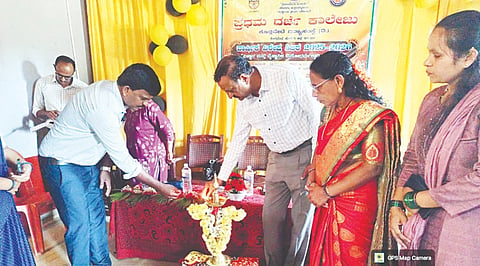 ಕೊಡ್ಲಿಪೇಟೆ ಸರ್ಕಾರಿ ಮಾದರಿ ಪ್ರಾಥಮಿಕ ಶಾಲೆಯಲ್ಲಿ ಆಯೋಜಿಸಿದ್ದ ರಾಷ್ಟ್ರೀಯ ಸೇವಾ ಯೋಜನೆ ಘಟಕದ ವಾರ್ಷಿಕ ಶಿಬಿರವನ್ನು ಗಣ್ಯರು ಉದ್ಘಾಟಿಸಿದರು. ಚಂದ್ರಮೌಳಿ, ವಸಂತ್, ಮಮತಾ ಇತರರು ಇದ್ದರು.