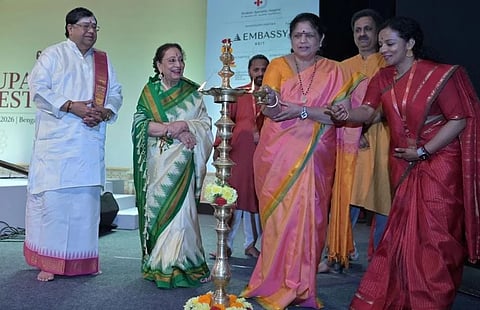 ಮಲ್ಲೇಶ್ವರದ ಚೌಡಯ್ಯ ಸ್ಮಾರಕ ಭವನದಲ್ಲಿ ಶುಕ್ರವಾರ ಉಡುಪ ಪ್ರತಿಷ್ಠಾನದ ದಶಮಾನೋತ್ಸವ ಅಂಗವಾಗಿ ಹಮ್ಮಿಕೊಂಡಿದ್ದ ಕಾರ್ಯಕ್ರಮಕ್ಕೆ ಅಂತಾರಾಷ್ಟ್ರೀಯ ಖ್ಯಾತಿಯ ಗಾಯಕಿ ಬೇಗಂ ಪರ್ವೀನ್ ಸುಲ್ತಾನಾ ಚಾಲನೆ ನೀಡಿದರು. ವಿದ್ವಾನ್ ಗಿರಿಧರ ಉಡುಪ,  ವಿದುಷಿ ಸುಕನ್ಯಾ ರಾಮ ಗೋಪಾಲ್, ವಿದ್ವಾನ್ ಮೈಸೂರು ನಾಗರಾಜ್, ಪದ್ಮಶ್ರೀ ತಿರುವಾಯೂರು ಭಕ್ತ ವತ್ಸಲಂ ಮತ್ತಿತರರು ಉಪಸ್ಥಿತರಿದ್ದರು. 