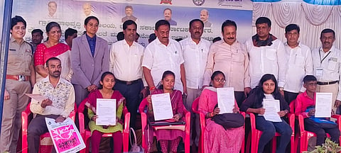 ಮಂಡ್ಯ ನಗರದಲ್ಲಿ ಆಯೋಜಿಸಿದ್ದ ಉದ್ಯೋಗ ಮೇಳದಲ್ಲಿ ವಿವಿಧ ಹುದ್ದೆಗೆ ಆಯ್ಕೆಯಾದ ಅಂಗವಿಕಲರಿಗೆ ಜಿಲ್ಲಾ ಉಸ್ತುವಾರಿ ಸಚಿವ ಎನ್.ಚಲುವರಾಯಸ್ವಾಮಿ ನೇಮಕಾತಿ ಪತ್ರ ನೀಡಿ ಅಭಿನಂದಿಸಿದರು. 