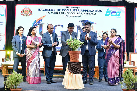 marks ಹುಬ್ಬಳ್ಳಿಯ ಕೆಎಲ್​ಇ ಬಿಸಿಎ ಪಿಸಿ ಜಾಬಿನ ಕಾಲೇಜಿನಲ್ಲಿ ಆಯೋಜಿಸಿದ್ದ ಉಗಮ-2026 ಕಾರ್ಯಕ್ರಮವನ್ನು ವಿವೇಕ ಹೊಂಗುಂಟೆಕರ ಉದ್ಘಾಟಿಸಿದರು. 