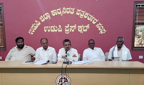 ಉಡುಪಿಯ ಪತ್ರಿಕಾ ಭವನದಲ್ಲಿ ನಡೆದ ಸುದ್ದಿಗೋಷ್ಠಿಯಲ್ಲಿ ವಿ.ಎಸ್​. ಉಗ್ರಪ್ಪ ಮಾತನಾಡಿದರು. ಎನ್​. ನರಸಿಂಹಯ್ಯ, ಮಂಜುನಾಥ್​ ಮಡ್ಲೂರು, ಪ್ರಕಾಶ್​ ಎನ್​. ದೇಸಾಯಿ ಬೆಳಗಾವಿ, ಹನುಮಂತರಾಯಪ್ಪ ಇದ್ದರು.