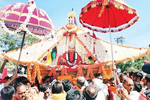 ಹೂವಿನಹಡಗಲಿ ತಾಲೂಕಿನ ಸೋಗಿ ಗ್ರಾಮದಲ್ಲಿ ಉಜ್ಜಿನಿ ಜಗದ್ಗುರು ಶ್ರೀ ಸಿದ್ಧಲಿಂಗ ರಾಜ ದೇಶಿಕೇಂದ್ರ ಶಿವಚಾರ್ಯ ಭಗವತ್ಪಾದರ ಅಡ್ಡಪಲ್ಲಕ್ಕಿ ಉತ್ಸವ ಅದ್ದೂರಿಯಾಗಿ ಜರುಗಿತು.