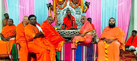 ಅವ್ವೇರಹಳ್ಳಿ ರೇವಣಸಿದ್ದೇಶ್ವರ ಬೆಟ್ಟದ ದಾಸೋಹ ಮಠದಲ್ಲಿ ಹಮ್ಮಿಕೊಂಡಿದ್ದ ಇಷ್ಟಲಿಂಗ ಮಹಾಪೂಜಾ  ಕಾರ್ಯಕ್ರಮದಲ್ಲಿ ಉಜ್ಜಯಿನಿ ಪೀಠದ ಶ್ರೀಸಿದ್ದಲಿಂಗ ರಾಜದೇಶಿಕೇಂದ್ರ ಶಿವಾಚಾರ್ಯ ಭಗವತ್ಪಾದರು ಆಶೀರ್ವಚನ ನೀಡಿದರು. 