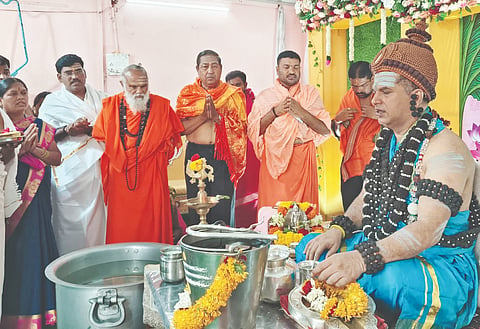 ಕಲಬುರಗಿಯಲ್ಲಿ ಹಮ್ಮಿಕೊಂಡಿದ್ದ ಸಿದ್ಧಾಂತ ಶಿಖಾಮಣಿ ವಚನ ಸಾಹಿತ್ಯ ಸಮನ್ವಯಾತ್ಮಕ ಹಾಗೂ ಇಷ್ಟಲಿಂಗ ಬಹಿರಂಗ ಮಹಾಪೂಜೆಯಲ್ಲಿ ಉಜ್ಜಯಿನಿ ಜಗದ್ಗುರು ಶ್ರೀ ಸಿದ್ಧಲಿಂಗ ರಾಜದೇಶಿಕೇಂದ್ರ ಶಿವಾಚಾರ್ಯರು ಪಾಲ್ಗೊಂಡಿದ್ದರು. ಶ್ರೀ ವೀರಭದ್ರ ಶಿವಾಚಾರ್ಯ, ಶ್ರೀ ರಾಚೋಟೇಶ್ವರ ಶಿವಾಚಾರ್ಯ, ಸಿದ್ರಾಮಪ್ಪ ಆಲಗೂಡಕರ್​ ಇತರರಿದ್ದರು.