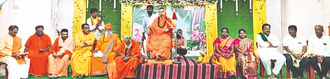 ಕಲಬುರಗಿ ಸೊಗಸನಕೇರಿ ಗುರುಶಾಂತಲಿಂಗೇಶ್ವರ ಕಲ್ಯಾಣ ಮಂಟಪದಲ್ಲಿ ಬುಧವಾರ ಹಮ್ಮಿಕೊಂಡಿದ್ದ ಸಿದ್ಧಾಂತ ಶಿಖಾಮಣಿ ವಚನ ಸಾಹಿತ್ಯ ಸಮನ್ವಯಾತ್ಮಕ, ಆಧ್ಯಾತ್ಮಿಕ ಕಾರ್ಯಕ್ರಮದಲ್ಲಿ ಉಜ್ಜಯಿನಿ ಜಗದ್ಗುರುಗಳು ಆಶೀರ್ವಚನ ನೀಡಿದರು. ಶ್ರೀ ವೀರಭದ್ರ ಶಿವಾಚಾರ್ಯ, ಶ್ರೀ ಸಿದ್ಧಮಲ್ಲ ಶಿವಾಚಾರ್ಯ, ಶ್ರೀ ಡಾ.ಗುರುಮೂರ್ತಿ ಶಿವಾಚಾರ್ಯ, ಶ್ರೀ ಪಂಪಾಪತಿ ದೇವರು, ದಯಾನಂದ ಪಾಟೀಲ್​, ಶಿವಾನಂದ ಮಠಪತಿ ಇತರರಿದ್ದರು.