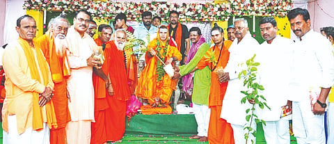 ಕಲಬುರಗಿ ಗುರುಶಾಂತಲಿಂಗೇಶ್ವರ ಕಲ್ಯಾಣ ಮಂಟಪದಲ್ಲಿ ಗುರುವಾರ ಆಯೋಜಿಸಿದ್ದ ಸಿದ್ಧಾಂತ ಶಿಖಾಮಣಿ ವಚನ ಸಾಹಿತ್ಯ ಸಮನ್ವಯಾತ್ಮಕ, ಆಧ್ಯಾತ್ಮಿಕ ಕಾರ್ಯಕ್ರಮದಲ್ಲಿ ಉಜ್ಜಯಿನಿ ಜಗದ್ಗುರುಗಳು ಸಸಿ ವಿತರಣೆ ಮಾಡಿದರು. ಶ್ರೀ ವೀರಭದ್ರ ಶಿವಾಚಾರ್ಯ, ಡಾ.ಗುರುಮೂರ್ತಿ ಶಿವಾಚಾರ್ಯ, ಶ್ರೀ ರಾಚೋಟೇಶ್ವರ ಶಿವಾಚಾರ್ಯ, ಶ್ರೀ ವೀರಮಹಾಂತ ಶಿವಾಚಾರ್ಯ, ಶ್ರೀ ಶಿವಲಿಂಗೇಶ್ವರ ಶಿವಾಚಾರ್ಯರು ಇತರರಿದ್ದರು.