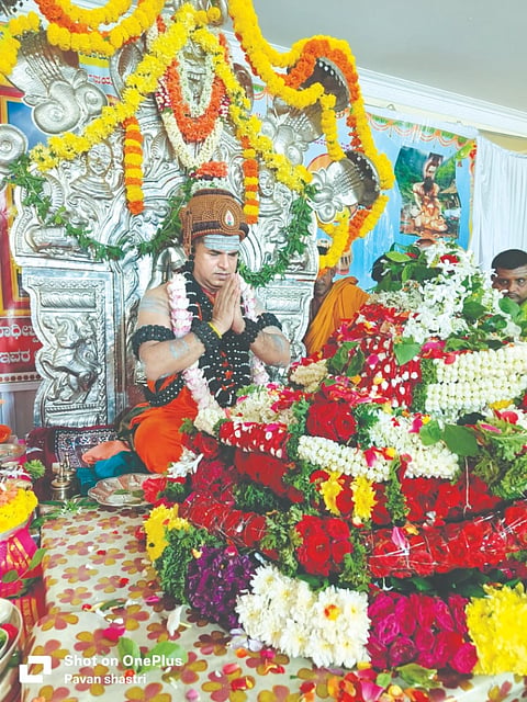 ರಾಣೆಬೆನ್ನೂರು ನಗರದ ಚನ್ನೇಶ್ವರ ಮಠದಲ್ಲಿ ಏರ್ಪಡಿಸಿದ್ದ ಧರ್ಮಸಭೆಯಲ್ಲಿ ಉಜ್ಜಯಿನಿ ಸದ್ಧರ್ಮ ಸಿಂಹಾಸನ ಮಹಾಪೀಠದ ಜಗದ್ಗುರು ಸಿದ್ಧಲಿಂಗ ರಾಜದೇಶಿಕೇಂದ್ರ ಶಿವಾಚಾರ್ಯ ಸ್ವಾಮೀಜಿಗಳು ಇಷ್ಟಲಿಂಗ ಪೂಜೆ ನೆರವೇರಿಸಿದರು.  