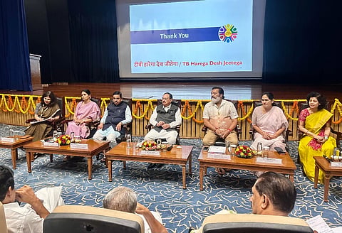 gram ದೆಹಲಿಯಲ್ಲಿ ಆಯೋಜಿಸಿದ್ದ ಕರ್ನಾಟಕ ಮತ್ತು ಕೇರಳ ಸಂಸದರ ಸಮಾಲೋಚನೆ ಸಭೆಯಲ್ಲಿ ಕೇಂದ್ರ ಆರೋಗ್ಯ ಸಚಿವ ಜೆ.ಪಿ. ನಡ್ಡಾ, ಸಚಿವ ಪ್ರಲ್ಹಾದ ಜೋಶಿ ಹಾಗೂ ಇತರರು ಪಾಲ್ಗೊಂಡಿದ್ದರು. 