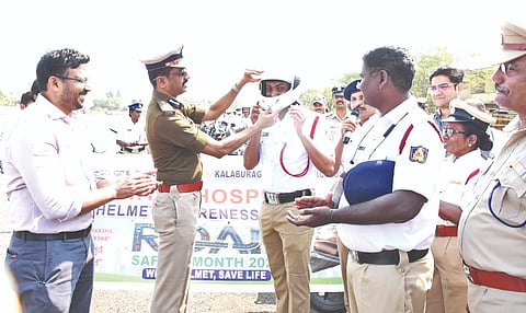 ಯುನೈಟೆಡ್​ ಆಸ್ಪತ್ರೆ ಹಾಗೂ ನಗರ ಪೊಲೀಸ್​ ಸಹಯೋಗದಡಿ ಕಲಬುರಗಿ ಮಂಗಳವಾರ ಆಯೋಜಿಸಿದ್ದ ರಸ್ತೆ ಸುರಕ್ಷತಾ ಜಾಗೃತಿ ಬೈಕ್​ ರ್ಯಾಲಿಯಲ್ಲಿ ಸಂಚಾರಿ ಠಾಣೆ ಪೇದೆಗೆ ಆಯುಕ್ತ ಡಾ.ಶರಣಪ್ಪ ಎಸ್​.ಡಿ. ಹೆಲ್ಮೆಟ್​ ತೊಡಿಸಿದರು. ಡಾ.ಮೊಹ್ಮದ್​ ಅಬ್ದುಲ್​ ಬಶೀರ್​ ಇತರರಿದ್ದರು.