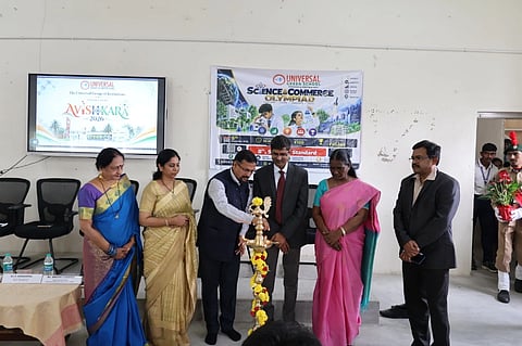 ಯುನಿವರ್ಸಲ್ ಗ್ರೂಪ್ ಆಫ್ ಇನ್‌ಸ್ಟಿಟ್ಯೂಷನ್ಸ್ ಆಯೋಜಿಸಿದ್ದ ಆವಿಷ್ಕಾರ-2026  ವಿಜ್ಞಾನೋತ್ಸವ ಮತ್ತು ಕಾಮರ್ಸ್ ಕಾರ್ನಿವಲ್ನಲ್ಲಿ ಸಿ. ವೇಣುಗೋಪಾಲ್, ಡಾ. ಜಯಪ್ರಕಾಶ್,  ಅನಿತಾ ಜೆ. ಸಾಸ್ವೆನ್, ಆರ್.ಉಪೇಂದ್ರ ಶೆಟ್ಟಿ, ಡಾ. ಮೀರಾ ಕೃಷ್ಣಪ್ಪ ಮತ್ತಿತರರು ಪಾಲ್ಗೊಂಡಿದ್ದರು. 