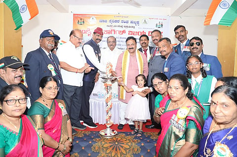 Unkall kargil ಹುಬ್ಬಳ್ಳಿಯ ಉಣಕಲ್ಲ ನಿವೃತ್ತ ಯೋಧರ ಸಂಘದ ವತಿಯಿಂದ ಭಾನುವಾರ ಏರ್ಪಡಿಸಿದ್ದ ಕಾರ್ಗಿಲ್ ವಿಜಯ ದಿವಸ ಕಾರ್ಯಕ್ರಮವನ್ನು ಶಾಸಕ ಮಹೇಶ ಟೆಂಗಿನಕಾಯಿ ಉದ್ಘಾಟಿಸಿದರು.  ವೀರಪ್ಪ ಹಸ್ಬಿ, ಶೇಖಪ್ಪ, ಕುಬೇರಪ್ಪ ನರೇಗಲ್​, ಪಂಚಾಕ್ಷರಿ ವಸ್ತ್ರದ, ಅಶೋಕ ಶಿವಳ್ಳಿ,  ನವೀನ್​ ಮಡಿವಾಳರ, ವೆಂಕರೆಡ್ಡಿ ಇತರರು ಉಪಸ್ಥಿತರಿದ್ದರು.