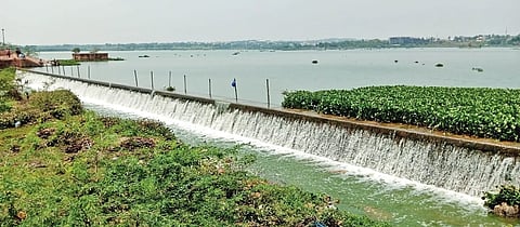 rain damage ಹುಬ್ಬಳ್ಳಿಯ ಉಣಕಲ್ಲ ಕೆರೆಯು ಮೊದಲ ಮಳೆಗೆ ಕೋಡಿ ಹರಿದಿರುವುದು.
