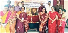 ಆನೇಕಲ್​ನ ಸರ್ಕಾರಿ ಪ್ರಥಮ ದರ್ಜೆ ಕಾಲೇಜಿನಲ್ಲಿ ಶನಿವಾರ ಆಯೋಜಿಸಿದ್ದ ರಾಜ್ಯೋತ್ಸವ ಮತ್ತು ಕನಕದಾಸ ಜಯಂತಿಯಲ್ಲಿ ಕನ್ನಡ ವಿಭಾಗದ ಮುಖ್ಯಸ್ಥ ಡಾ.ಎಂ.ಬಿ.ಶೇಖರ, ಗ್ರಂಥಪಾಲಕಿ ಎಂ.ಕೋಕಿಲಾ, ಸಿಬ್ಬಂದಿ ಡಾ.ಕೆ.ವಿ.ಲತಾ, ಕೆ.ವಿ.ನೇತ್ರಾವತಿ, ಡಿ.ಮಂಜುಶ್ರೀ ಇದ್ದರು. 