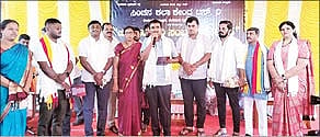 ನೆಲಮಂಗಲದ ಸರ್ಕಾರಿ ಪ್ರಥಮ ದರ್ಜೆ ಕಾಲೇಜಿನಲ್ಲಿ ಆಯೋಜಿಸಿದ್ದ ಜಾನಪದ ಸಿರಿ ಸಂಭ್ರಮದಲ್ಲಿ ಶಾಸಕ ಎನ್​.ಶ್ರೀನಿವಾಸ್​, ಕರ್ನಾಟಕ ಜಾನಪದ ವಿಶ್ವವಿದ್ಯಾಲಯ ಸಿಂಡಿಕೇಟ್​ ಸದಸ್ಯ ಮೋಹನ್​ಕುಮಾರ್​, ಚಿತ್ರನಟ ಡಿಂಗ್ರಿನರೇಶ್​, ಚಂದನವಾಹಿನಿ ನಿರೂಪಕ ದೊಡ್ಡಿಶಿವರಾಮ್​, ನಗರಸಭೆ ಅಧ್ಯಕ್ಷ ಎನ್​.ಗಣೇಶ್​,  ಉಪನ್ಯಾಸಕಿ ಧನಲಕ್ಷ್ಮೀ ಇದ್ದರು. 