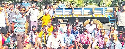 ಗಂಟು ರೋಗದಿಂದ ಎತ್ತು ಮೃತಪಟ್ಟಿರುವುದಕ್ಕೆ ಪಶು ಇಲಾಖೆಯ ನಿರ್ಲಕ್ಷೃವೇ ಕಾರಣ ಎಂದು ರೈತರು ಆರೋಪಿಸಿ ಕೆ.ಆರ್.ಪೇಟೆ ಪಟ್ಟಣದಲ್ಲಿ ಸತ್ತ ಎತ್ತಿನೊಂದಿಗೆ ಶುಕ್ರವಾರ ಪ್ರತಿಭಟನೆ ನಡೆಸಿದರು.