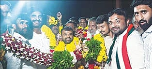ದೊಡ್ಡಬಳ್ಳಾಪುರದ ಟಿಎಪಿಸಿಎಂಎಸ್​ ಚುನಾವಣೆಯಲ್ಲಿ ಗೆಲುವು ಸಾಧಿಸಿದ ಕಾಂಗ್ರೆಸ್​ ಅಭ್ಯರ್ಥಿಗಳಾದ ಡಿ.ಸಿದ್ದರಾಮಯ್ಯ, ಕೆಂಪೇಗೌಡ, ವಿಶ್ವಾಸ್​ ಹನುಮಂತೇಗೌಡ, ವೆಂಕಟೇಶ್​ ಅವರೊಂದಿಗೆಮುಖಂಡರಾದ ರಾಮಣ್ಣ, ರವಿ ಹಾಗೂ ಕಾಂಗ್ರೆಸ್​ ಕಾರ್ಯಕರ್ತರು ಇದ್ದರು. 