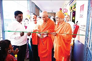 ಕುಲವನಹಳ್ಳಿಯಲ್ಲಿ ಪ್ರಕೃತಿ ಫೌಂಡೇಷನ್​ ಪ್ರಾರಂಭಿಸಿರುವ ಪ್ರಕೃತಿ ಹೆಣ್ಣು ಮಕ್ಕಳಧಾಮ ಹೆಸರಿನ ಹೆಣ್ಣುಮಕ್ಕಳ ಆರೈಕೆ ಕೇಂದ್ರಕ್ಕೆ  ಆದಿಚುಂಚನಗಿರಿ ಮಠಾಧೀಶ ಶ್ರೀನಿರ್ಮಲಾನಂದನಾಥ ಸ್ವಾಮೀಜಿ ಚಾಲನೆ ನೀಡಿದರು. ಶಿವಗಂಗಾ ಮೇಲಣಗವಿ ವೀರಸಿಂಹಾಸನ ಮಠದ ಡಾ.ಶ್ರೀ ಮಲಯ ಶಾಂತಮುನಿ ಶಿವಾಚಾರ್ಯ ಸ್ವಾಮೀಜಿ ಇತರರಿದ್ದರು.
