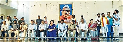 ದೊಡ್ಡಬಳ್ಳಾಪುರದ ಬಾಬು ಜಗಜೀವನ ರಾಮ್​ ಭವನದಲ್ಲಿ ಹಮ್ಮಿಕೊಂಡಿದ್ದ ನೇಕಾರ ಕಾರ್ಮಿಕರ ಸಮಸ್ಯೆಗಳ ಪರಿಹಾರ ಸಭೆಯಲ್ಲಿ  ಶಾಸಕ ಧೀರಜ್​ ಮುನಿರಾಜು,ಜವಳಿ ಇಲಾಖೆ ಜಿಲ್ಲಾ ಉಪನಿರ್ದೇಶಕಿ ಸೌಮ್ಯಾ, ಕಾರ್ಮಿಕ ಇಲಾಖೆಯ ಹೇಮಂತ್​, ದಯಾನಂದ್​, ಡಿವೈಎಸ್ಪಿ ರವಿ, ಮುಖಂಡರಾದ ಮಂಜುನಾಥ ಇತರರು ಇದ್ದರು.