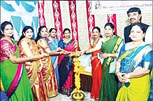ನೆಲಮಂಗಲದ ಸದಾಶಿವನಗರ ರೋಟರಿ ಭವನದಲ್ಲಿ ಹಮ್ಮಿಕೊಂಡಿದ್ದ ಜಿಲ್ಲಾ ಅಧ್ಯಕ್ಷರ ಅಧಿಕೃತ ಭೇಟಿ ಸಮಾರಂಭದಲ್ಲಿ ಇನ್ನರ್​ ವೀಲ್​ ಸಂಸ್ಥೆ ಜಿಲ್ಲಾ ಉಪಾಧ್ಯಕ್ಷೆ ಇಶಿತಾಸೇತು, ಜಿಲ್ಲಾ ಕಾರ್ಯದರ್ಶಿ ವೀಣಾಪ್ರಮೋದ್​, ತಾಲೂಕು ಕಾರ್ಯದರ್ಶಿ ಮಂಜುಳಾ ಸಿದ್ದರಾಜು ಇದ್ದರು.