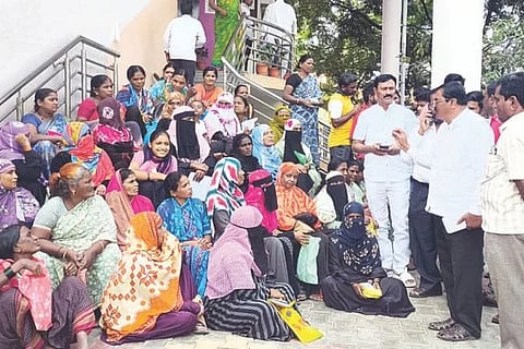 ಸಿಂಧನೂರಿನ ನಗರಸಭೆ ಮುಂಭಾಗ ವಸತಿ ವಂಚಿತರ ಹೋರಾಟ ಸಮಿತಿ ಹಾಗೂ ಕರ್ನಾಟಕ ರೈತ ಸಂಘ ಪ್ರತಿಭಟನೆ ನಡೆಸಿದವು. ನಗರಸಭೆ ಮಾಜಿ ಅಧ್ಯಕ್ಷ ಸೈಯದ್ ಜಾಫರ ಜಹಗೀರದಾರ, ಸಂಘದ ಪ್ರಮುಖರಾದ ಶಾಮೀದಸಾಬ, ಚಿಟ್ಟಿಬಾಬು, ಖಾಸಿಂಸಾಬ, ಆಬೀದಾ, ಈರಮ್ಮ ಇದ್ದರು. 