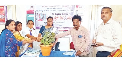 ಲಿಂಗಸುಗೂರು ಸಾರ್ವಜನಿಕ ಆಸ್ಪತ್ರೆಯಲ್ಲಿ ಕ್ಯಾನ್ಸರ್ ದಿನಾಚರಣೆ ಕಾರ್ಯಕ್ರಮವನ್ನು ಡಾ. ಉಮಾ ಮಹೇಶ್ವರಿ ಉದ್ಘಾಟಿಸಿದರು. ಎಆರ್‌ಟಿ ವಿಭಾಗದ ಡಾ.ರುದ್ರಮುನಿ, ಡಾ.ಶೋಭಾ, ರವಿ ಬಳಿಗಾರ ಇದ್ದರು.