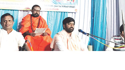 ಸಿರಗುಪ್ಪ ತಾಲೂಕಿನ ಶಾಲಿಗನೂರು ಗ್ರಾಮದ ರಾಮಲಿಂಗೇಶ್ವರ ದೇವಸ್ಥಾನದಲ್ಲಿ ಹಮ್ಮಿಕೊಂಡಿದ್ದ ಕಲಬುರಗಿ ಶರಣಬಸವೇಶ್ವರ ಪುರಾಣ ಪ್ರವಚನ ಕಾರ್ಯಕ್ರಮದಲ್ಲಿ ವಿಜಯಪುರ ಶ್ರೀ ರೇವಣ ಸಿದ್ದೇಶ್ವರ ಶಾಂತಾಶ್ರಮದ ಕೈವಲ್ಯಾನಂದ ಸ್ವಾಮೀಜಿ ಮಾತನಾಡಿದರು. ಪ್ರವಚನಕಾರ ಶಿವಾಚಾರ್ಯ ಸ್ವಾಮೀಜಿ ಹಿರೇಮಠ, ಗಾಯಕ ಚಂದ್ರಶೇಖರ ಗವಾಯಿ, ತಬಲವಾದಕ ರಾಮಲಿಂಗ ಹೂಗಾರ ಇದ್ದರು.