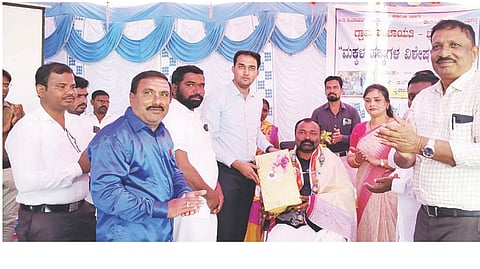 ಸಿರಗುಪ್ಪ ತಾಲೂಕಿನ ಭೈರಾಪುರ ಗ್ರಾಮದಲ್ಲಿ ಮಕ್ಕಳ ಹಕ್ಕುಗಳ ವಿಶೇಷ ಗ್ರಾಮ ಸಭೆಯಲ್ಲಿ ಬೋಸುಬಾಳ ಸರ್ಕಾರಿ ಶಾಲೆಗೆ ಭೂಮಿ ದಾನ ನೀಡಿದ ಸಿದ್ದಪ್ಪ ಅವರನ್ನು ಸನ್ಮಾನಿಸಲಾಯಿತು. ಜಿಪಂ ಸಿಇಒ ಮಹಮ್ಮದ್ ಹ್ಯಾರಿಸ್ ಸುಮೇರ್, ಪಿಡಿಒ ಲೀಲಾವತಿ ಬಂಡೂರಿ, ಗ್ರಾಪಂ ಅಧ್ಯಕ್ಷೆ ಲಕ್ಷ್ಮೀ ದೊಡ್ಡಬಸಪ್ಪ, ಶಿಕ್ಷಣ ಸಂಯೋಜಕ ತಮ್ಮನಗೌಡ ಇತರರಿದ್ದರು.