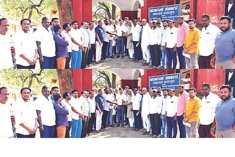 ಲಿಂಗಸುಗೂರಿನಲ್ಲಿ ಎಸಿ ಬಸವಣೆಪ್ಪ ಕಲಶೆಟ್ಟಿಗೆ ಛಾವಣಿ ವ್ಯಾಪಾರಸ್ಥರ ಕ್ಷೇಮಾಭಿವೃದ್ಧಿ ಸಂಘ ಮನವಿ ಸಲ್ಲಿಸಿತು. ಸಂಘದ ತಾಲೂಕು ಅಧ್ಯಕ್ಷ ಸುಮಂತ ಕನಕಗಿರಿ, ಪ್ರಧಾನ ಕಾರ್ಯದರ್ಶಿ ಸಿದ್ದು ಬಡಿಗೇರ, ವೆಂಕಟೇಶ ಕೊಂಪಲ್, ಅಮರೇಶ ಗಂಭೀರಮಠ, ಉದಯ ಬಾಗಲವಾಡ, ಮಧುಸೂದ ರಾಠಿ, ಅಮಿತ್ ಮೆಹತಾ, ಸುಧೀರ ಶ್ರೀವಾಸ್ತವ, ಮಲ್ಲಿಕಾರ್ಜುನ ಕೆಂಭಾವಿ, ಮಲ್ಲಯ್ಯ ಸ್ವಾಮಿ ಇದ್ದರು.
