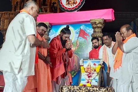ಮಸ್ಕಿಯಲ್ಲಿ ಹಿಂದೂ ಸಮಾವೇಶದಲ್ಲಿ ಭಾರತ ಮಾತೆಯ ಭಾವಚಿತ್ರಕ್ಕೆ ವೆಂಕಟಗಿರಿ ಕ್ಯಾಂಪಿನ ಸದಾನಂದ ಶರಣರು, ಸಂತೆಕೆಲ್ಲೂರಿನ ಮಹಾಂತ ಶಿವಾಚಾರ್ಯರು, ಸಂಸ್ಕಾರ ಭಾರತಿ ಪ್ರಾಂತ ಸಂಘಟನಾ ಕಾರ್ಯದರ್ಶಿ ಶ್ರೀನಿವಾಸ, ಬಸವರಾಜ ಹವಾಲ್ದಾರ್ ಪುಷ್ಪ ಅರ್ಪಿಸಿದರು.